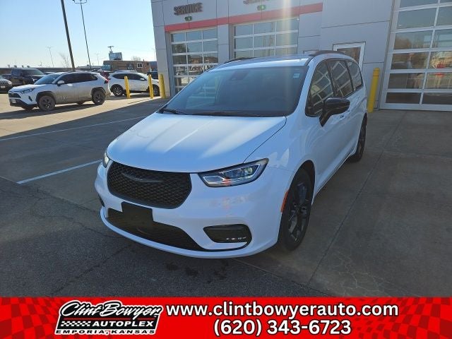 2026 Chrysler Pacifica Select