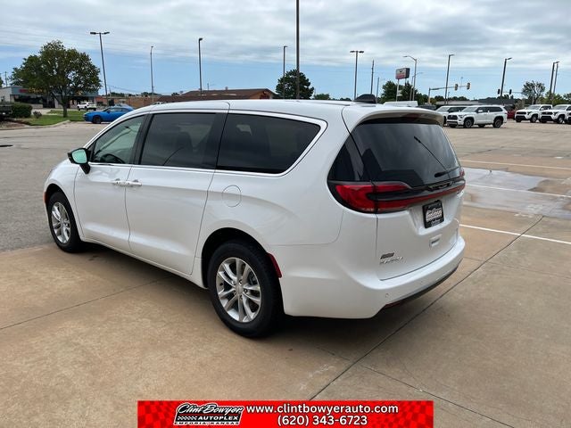 2027 Chrysler Pacifica Select