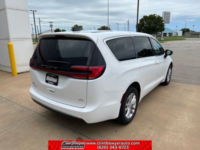 2027 Chrysler Pacifica Select