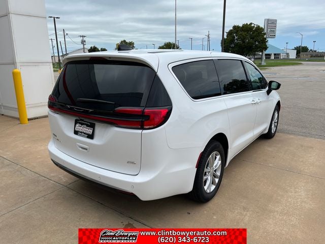 2027 Chrysler Pacifica Select